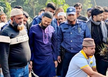 প্যারোলে মুক্তি নিয়ে বাবার জানাজা পড়ালেন ছাত্রলীগ নেতা